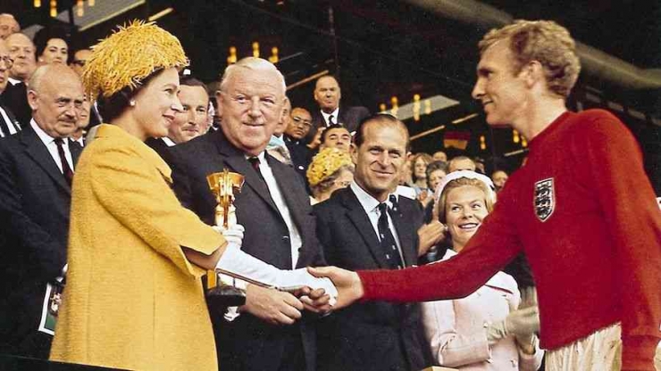 Ratu Elizabeth II menyalami Bobby Moore, kapten timnas Inggris di tahun 1966. FOTO: Press Association via Pinterest