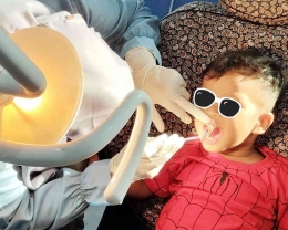 Pemeriksaan pada gigi susu anak (Foto: Akbar Pitopang)