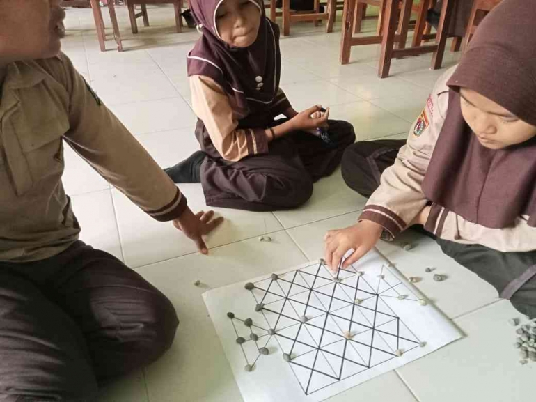 Seni Reka Permainan Selipkan Permainan Tradisional dan Kembangkan Seni Thek-Thek: