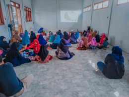 Anak-Anak TPQ Desa Kepatihan Yang Antusias Melakukan Pembelajaran Cerita Kisah Nabi Melalui Media LCD (Dokpri)