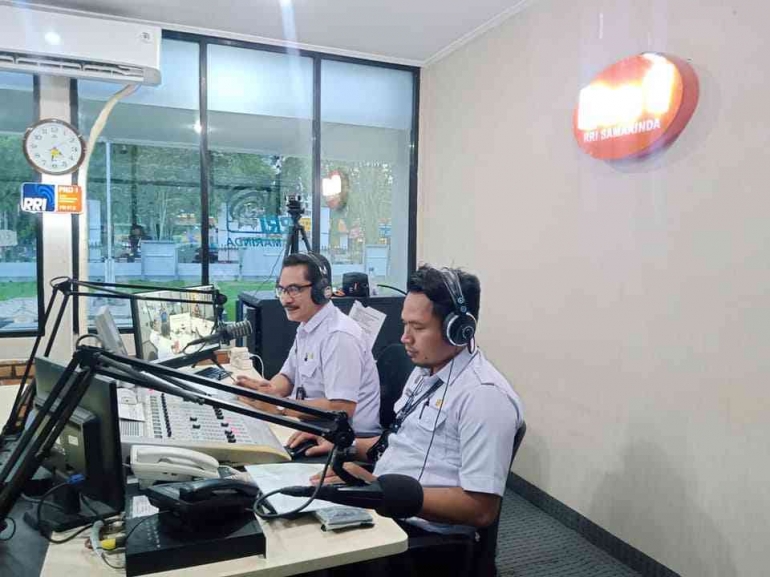 Penyiar radio RRI Kota Samarinda saat memulai siaran (Dokumen Istimewa/RRI Kota Samarinda)