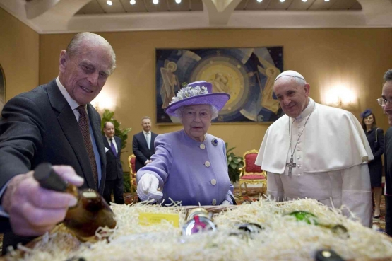 Ratu Elizabeth dan mendiang suaminya Mengunjungi Paus Fransiskus.sumber:www.penakatolik.com
