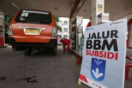 Angkutan umum sedang melakukan pengisian BBM subsidi di POM Bensin (sumber: kompas.com)