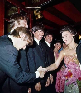 Ratu Elizabeth II dan The Beatles (Pinterest)