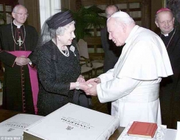 Ratu Elizabeth dan Paus Yohanes Paulus II Pernah Bertemu selama tiga kali. sumber:www.penakatolik.com