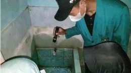 Mahasiswa KSM-T Unisma melakukan survei pada bak mandi (Dokpri)