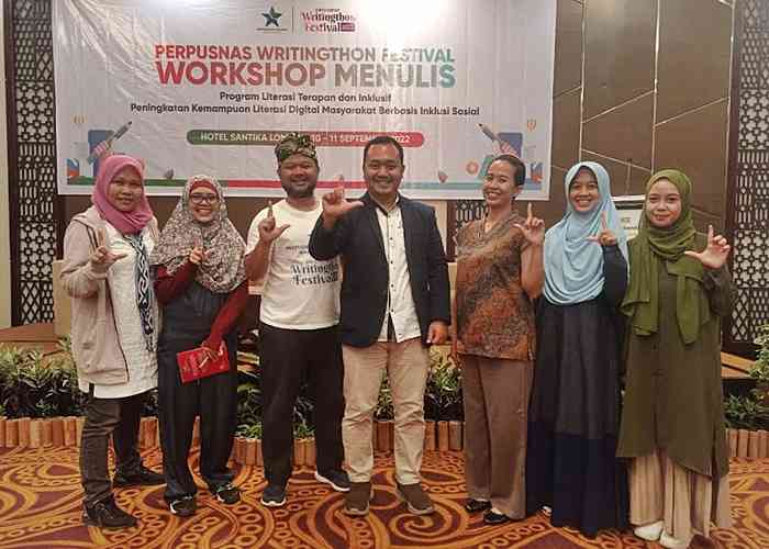 Penulis Totok Haryanto, mas Ega dari Storial Co, saya dan rekan peserta workshop lainnya. Dokpri