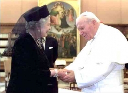 Ratu Elizabeth II Bertemu dengan Paus Yohanes Paulus II, Ratu Inggris Paling Sering Bertemu Paus. sumber: penakatolik.com