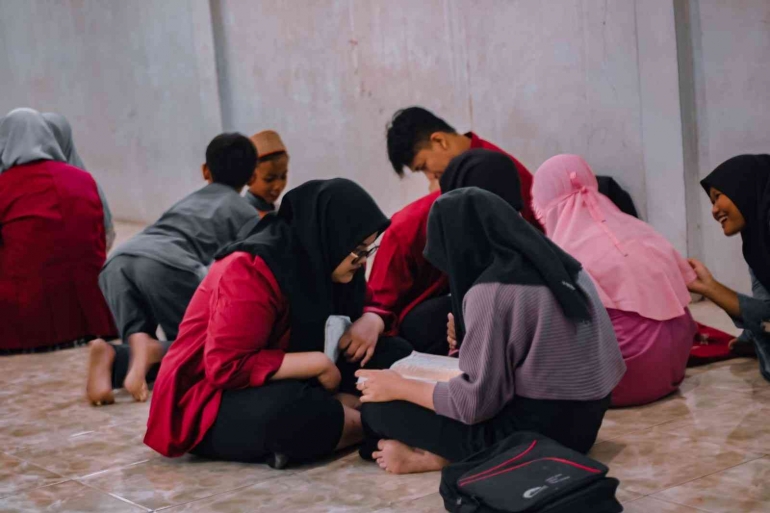 Mahasiswa KKN-T Kelompok 04 Universitas Muhammadiyah Melakukan Pengabdian Mengajar Di TPQ Al-Furqon di Desa Kepatihan, Kecamatan Tulangan, Kabupaten Sidoarjo (Dokpri)