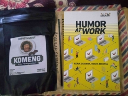Buku Humor At Work dan Kopi Komeng hadiah GA dari Kang Maman. (foto dok damanhuri)