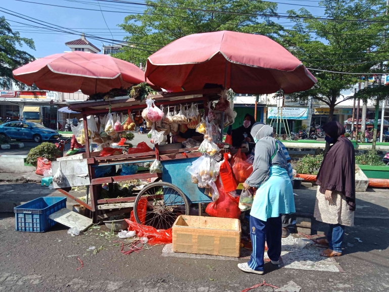 Pedagang sayuran di depan kompleks Permata Depok (dokumen pribadi)