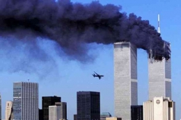 WTC sesaat setelah ditabrak pesawat yang dibajak, 11 September 2001. Foto: Kompas.com