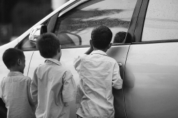 ilustrasi: Tiga anak yang masih mengenakan seragam sekolah mengemis di Jalan Asia Afrika, Jakarta, Rabu (19/3). Pengemis anak masih banyak dijumpai di tempat-tempat umum dan jalanan di Ibu Kota. (Foto: KOMPAS)