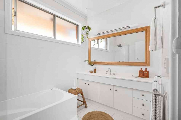 Ilustrasi gambar by Amesbostonhotel. com oleh Boston. Sebuah kamar mandi berwarna dominan putih dilengkapi pembersih wajah