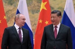 Vladimir Putin dan Xi Jinping akan bertemu untuk pertama kalinya sejak perang Rusia dan Ukrainan. (sumber: AFP PHOTO/ALEXEI DRUZHININ via kompas.com) 