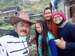 Penulis bersama warga yang berambut gimbal asli Dieng alias anak Bajang. Sumber: Dokpri