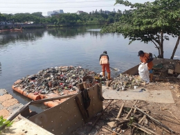 Kondisi sampah di Kali PIK Jakarta Utara, dan masih menjadi PR pemerintahan Presiden Jokowi. Sumber: DokPri-2020