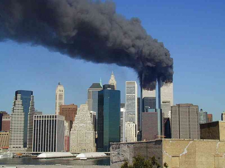 Serangan 9/11 pada WTC (Photo Credit: Courtesy Michael Foran/Flickr via scitechdaily.com)