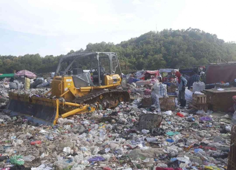 Kondisi TPA Piyungan Bantul, DI Yogyakarta masih open dumping, harusnya ditutup 2013. Sumber: DokPri