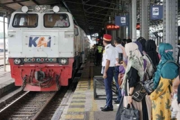 Tampak sejumlah penumpang sedang menanti kedatangan kereta api di peron stasiun (mediapurwodadi.pikiran-rakyat.com)