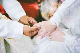 Ilustrasi sepasang pasangan yang sedang melangsungkan akad nikah (sumber shutterstock via beritatagar.id)