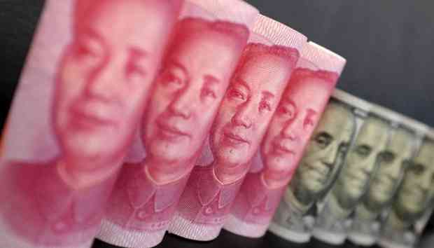 Ilustrasi mata uang dolar AS dan yuan Cina.  REUTERS/Jason Lee