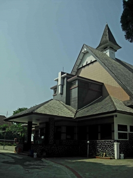 Gereja HKBP Sukabumi tampak samping dari sebelah kanan. Foto : Parlin Pakpahan.