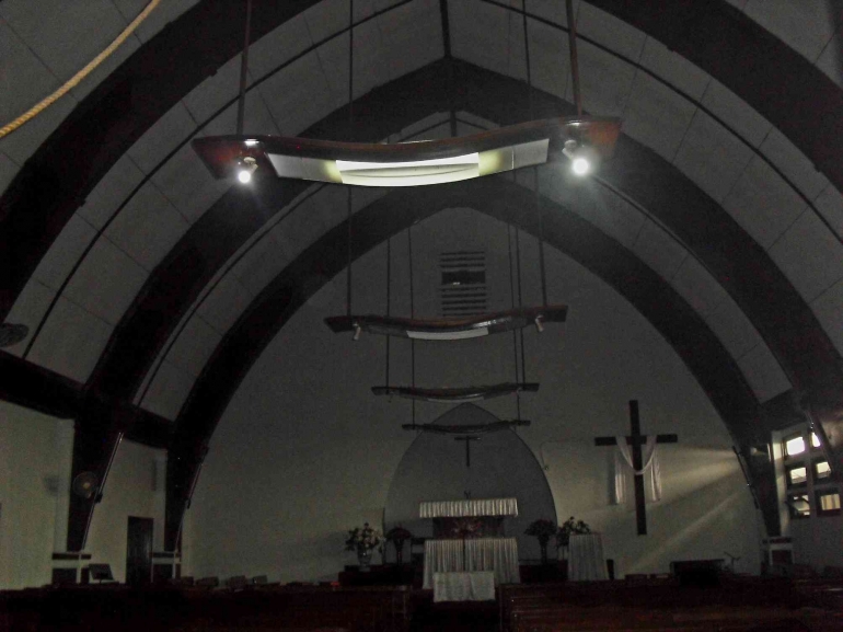 Lampu gantung antik di gereja HKBP Sukabumi. Foto : Parlin Pakpahan