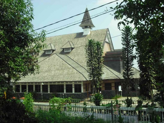 Tampak samping gereja HKBP Sukabumi dari rumah dinas lama pendeta yg sudah raib status kepemilikannya. Foto : Parlin Pakpahan,