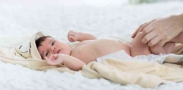 Konsisten membuka kulup bayi agar elastis dan mudah dibersihkan (via id.theasianparent.com)