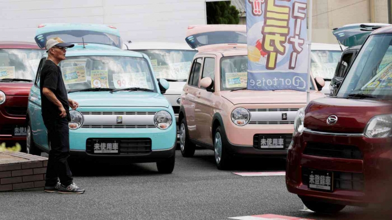 Mini kei atau Kendaraan kecil sangat populer pilihan transportasi di Jepang. © Reuters