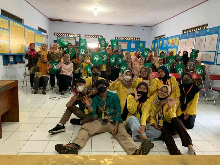 Dokumentasi Tim KKN UNNES GIAT 2022 bersama Kader Ibu PKK Desa Jatipuro