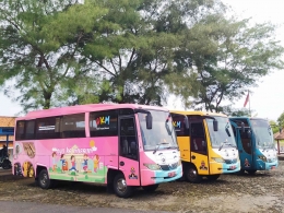 Tiga bus WKM dengan warna-warna menarik (dok. pribadi)