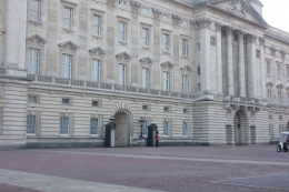 Penjaga di depan gedung Istana Buckingham (dok asita)