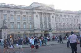 Istana Buckingham tampak dari depan (koleksi asita)