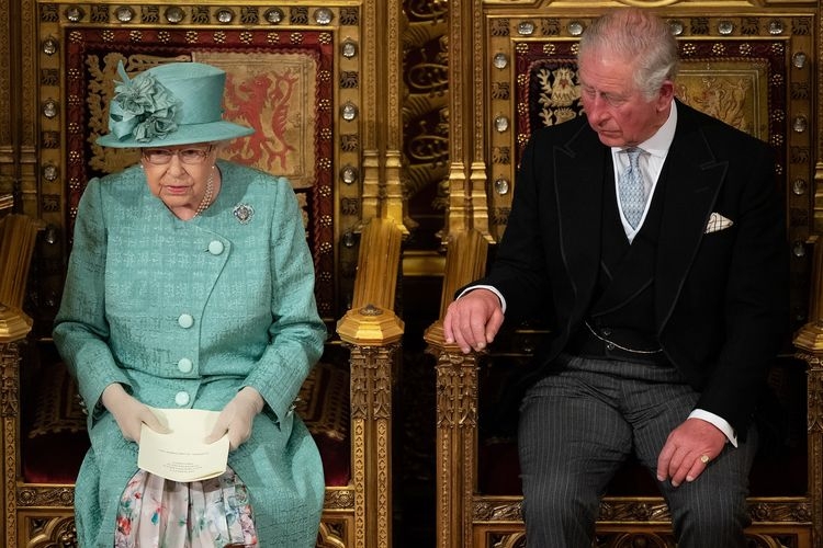 Ratu Elizabeth II dari Kerajaan Inggris didampingi putranya, Pangeran Charles, saat Pidato Pembukaan Parlemen di Istana Westminster, London, pada 19 Desember 2019. (Leon Neal/Pool via REUTERS via kompas.com)