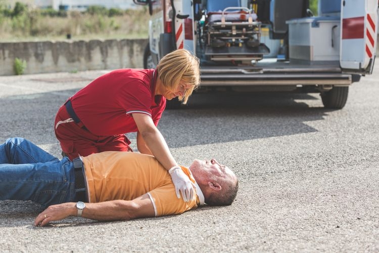 Ilmu pertolongan situasi gawat darurat tidak hanya milik petugas kesehatan, orang awam juga perlu menguasainya. Sumber: Shutterstock/William Perugini via Kompas.com