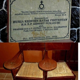 Prasasti gereja HKBP Sukabumi tahun 2003 dan kursi antik terbuat dari kayu jati kelas satu. Foto : Parlin Pakpahan.