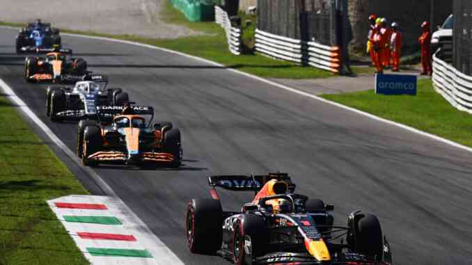 Verstappen overtake Ricciardo (getty images)