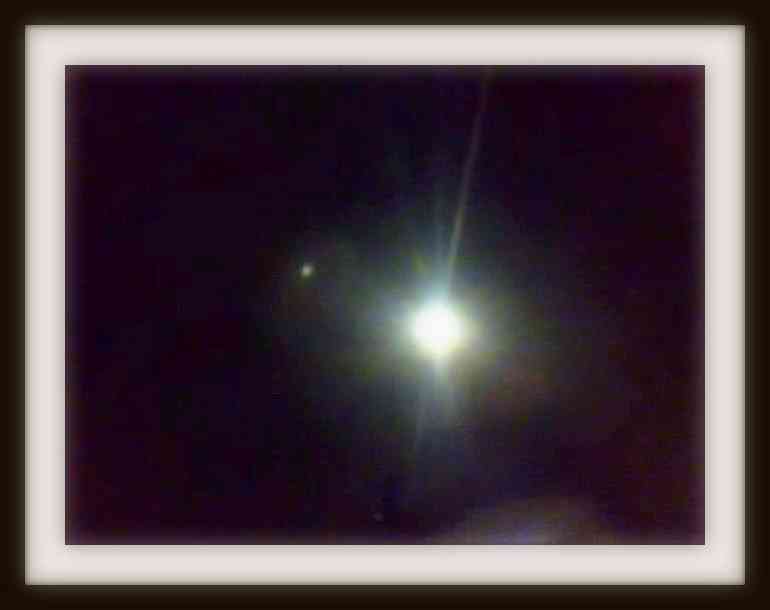 Venus dan Bulan purnama ditangkap dengan kamera di cakrawala malam 10/09/2022 (Foto: Dokpri).