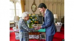  Ratu Elizabeth II menerima  P M Kanada Justin Trudeau di Kastel Windsor, Inggris, pada 7 Maret 2022. (Foto: Pool via AP/Steve Parsons)