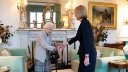 Ratu Elizabeth menyambut Liz Truss selaku Perdana Menteri Inggris yang baru,Foto Jane Barlow/Pool via REUTERS