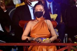 Pemyanyi pop terkenal Rihanna asal Barbados hadir saat upacara negara itu menjadi Republik : Foto Toby Melville / Pool via Reuters