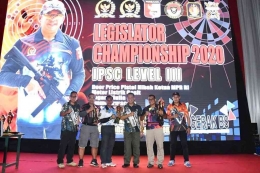 Ketua MPR RI Bambang Soesatyo bersama para pemenang Kejuaraan Tembak (Dok. pribadi)