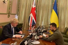 Perdana Menteri (PM) Boris Johnson bertemu dengan Presiden Ukraina Volodymyr Zelensky di Kyiv, Sabtu (9/4/2022).(TWITTER via SKY NEWS) 