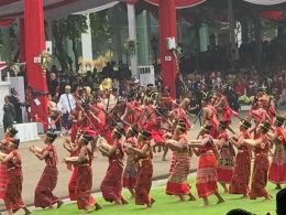 Tarian likurai asli dari Kabupaten Belu NTT, tampil perdana di Istana Negara pada HUT RI ke-74.| Dok belukab.co.id