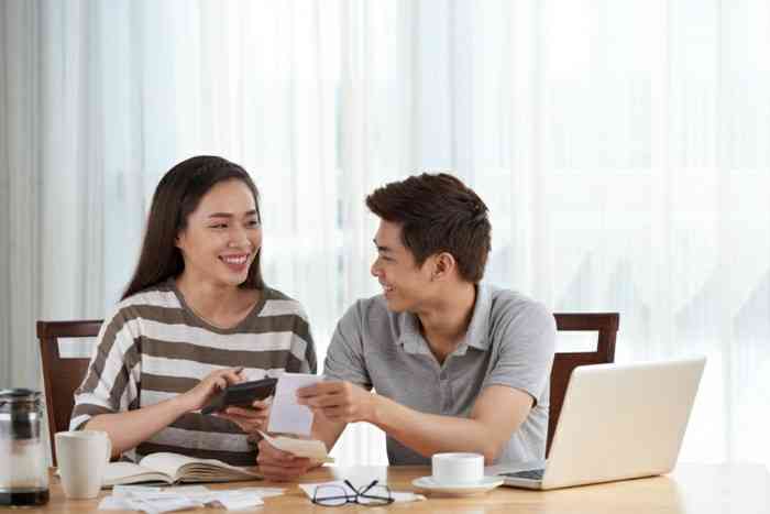 Pasangan muda merencanakan keuangan untuk menghindari two-income trap (Foto: shutterstock)