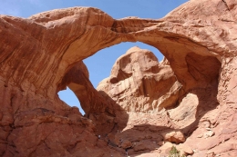 Double Arch, salah satu lokasi syuting Indiana Jones di Taman Nasional Arches, Utah, AS. Sumber: Hustvedt / wikimedia