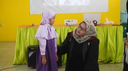 Antusiasme siswa/i kelompok B TK Islam Bakti 1 YPBWI Gresik dalam menjawab pertanyaan seputar budaya Gresik | Foto: Ian Ardyanto