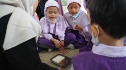 Pengenalan nasi krawu kepada siswa/i kelompok B TK Islam Bakti 1 YPBWI Gresik  | Foto: Ian Ardyanto